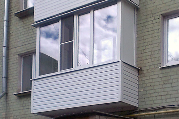 П-образный балкон с отделкой фасада